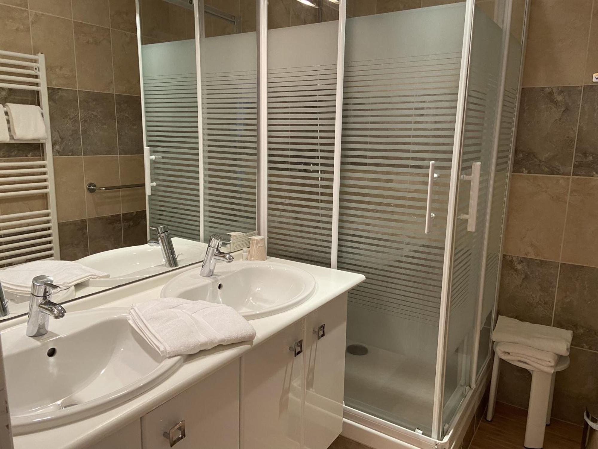 Hotel Beauséjour Vic-sur-Cère Habitación foto